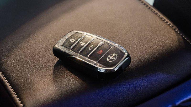 https://naviparking.vn/kcfinder/upload/images/20919165730-lam-sao-khoi-dong-xe-toyota-fortuner-27-2-cau-khi-chia-khoa-het-pin%281%29.jpg